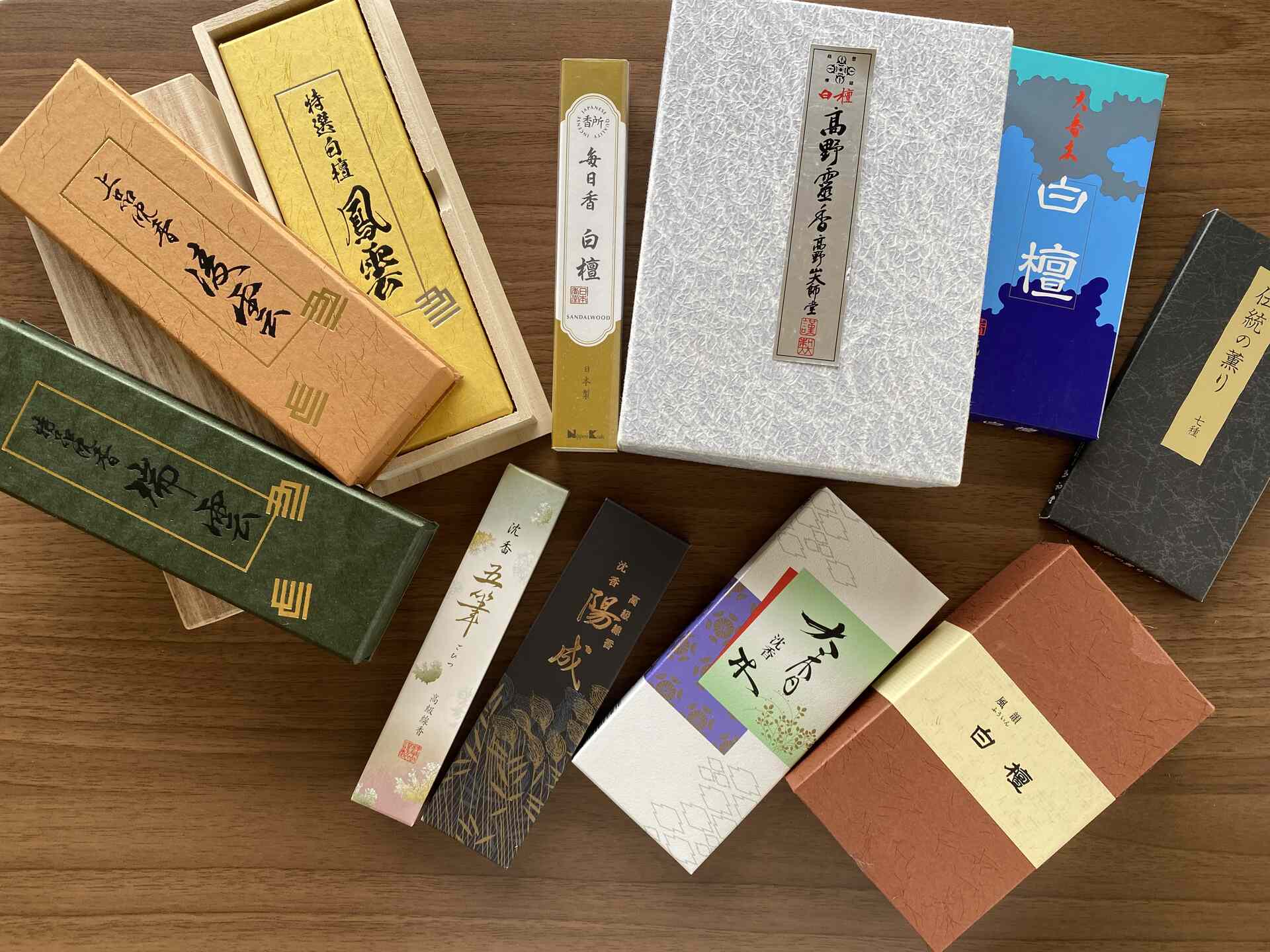 実験中のお香たち